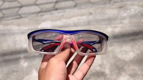 Pekerja industri menggunakan kacamata safety minus Comfy Safety di area operasional pabrik